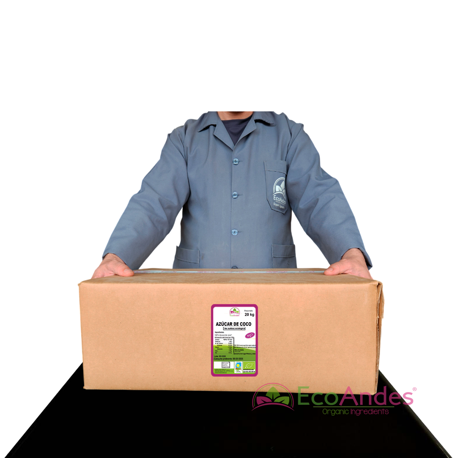 Persona con bata de laboratorio de la marca EcoAndes sosteniendo una caja de 20 kg de Azúcar de coco. El empaque muestra una etiqueta con información del producto, certificaciones ecológicas y sello de calidad y envasado artesanal.