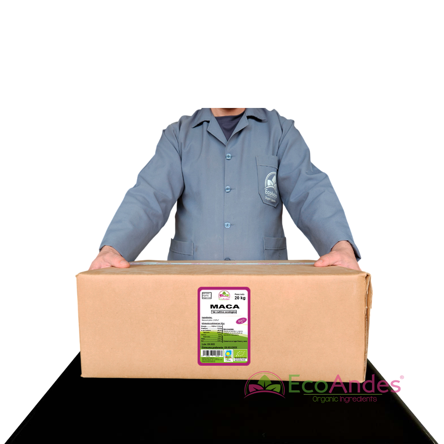 Persona con bata de laboratorio de la marca EcoAndes sosteniendo una caja de 20 kg de Maca en polvo. El empaque muestra una etiqueta con información del producto, certificaciones ecológicas y sello de calidad y envasado artesanal.
