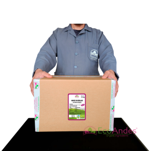 Persona con bata de laboratorio de la marca EcoAndes sosteniendo una caja de 15 kg de Mango rodajas. El empaque muestra una etiqueta con información del producto, certificaciones ecológicas y sello de calidad y envasado artesanal.