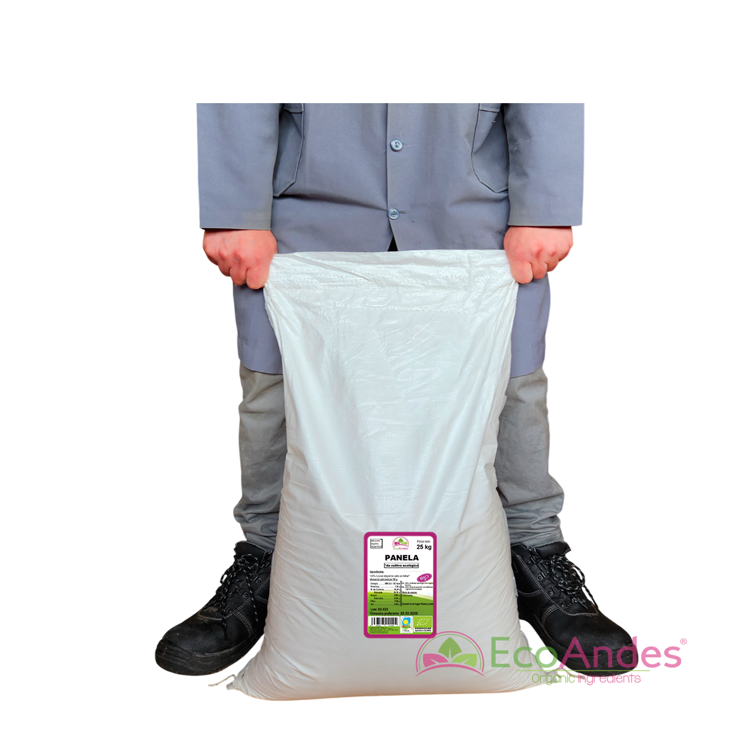 Persona con bata de laboratorio EcoAndes sosteniendo un saco grande de 25 kg de Panela - Azúcar integral de caña. El empaque muestra una etiqueta detallada con certificaciones ecológicas y sello de producto orgánico.