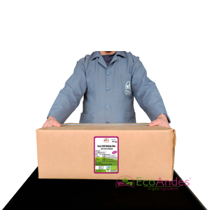 Persona con bata de laboratorio de la marca EcoAndes sosteniendo una caja de 10 kg de Soja texturizada fina. El empaque muestra una etiqueta con información del producto, certificaciones ecológicas y sello de calidad y envasado artesanal.