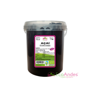 Cubo cilíndrico de 1kg de Açai en polvo de la marca EcoAndes. El envase es de papel kraft con ventana transparente que muestra el contenido, etiqueta frontal con información nutricional, certificaciones ecológicas, sin gluten y sello de "envasado artesanal".