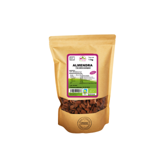 Bolsa de 1kg de Almendra de la marca EcoAndes. El envase es de papel kraft con ventana transparente que muestra el contenido, etiqueta frontal con información nutricional, certificaciones ecológicas, sin gluten y sello de "envasado artesanal".