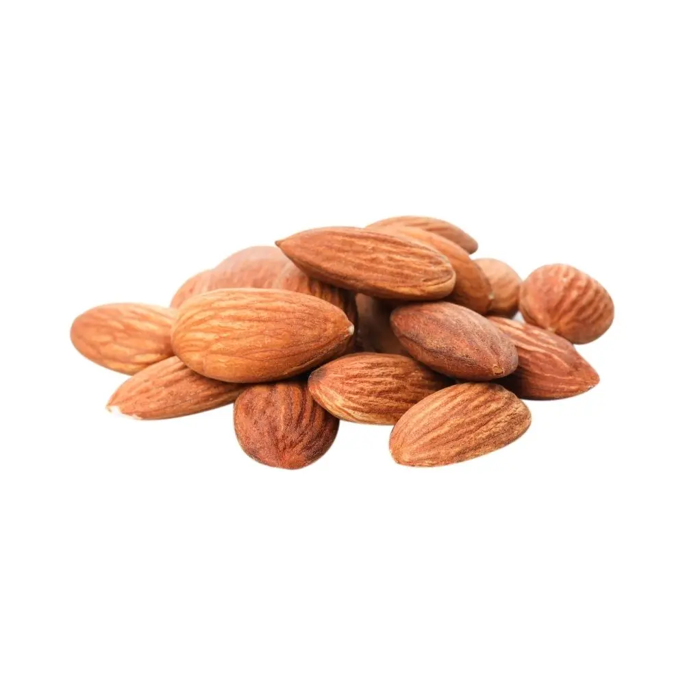 Un montón de almendras enteras y crudas apiladas sobre un fondo blanco.