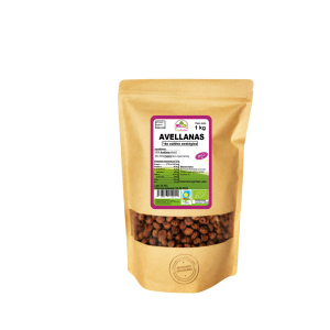 Bolsa de 1kg de Avellanas de la marca EcoAndes. El envase es de papel kraft con ventana transparente que muestra el contenido, etiqueta frontal con información nutricional, certificaciones ecológicas, sin gluten y sello de "envasado artesanal".