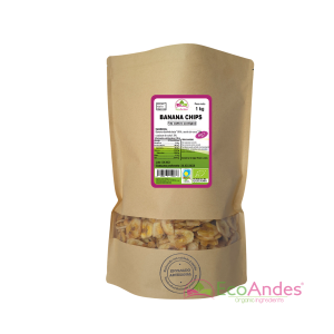 Bolsa de 1kg con contenido de Banana chips de la marca EcoAndes. El envase es de papel kraft con ventana transparente que muestra el contenido, etiqueta frontal con información nutricional, certificaciones ecológicas, sin gluten y sello de "envasado artesanal".