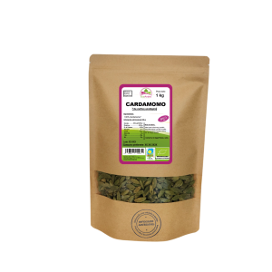 Bolsa de 1kg de Cardamomo en grano de la marca EcoAndes. El envase es de papel kraft con ventana transparente que muestra el contenido, etiqueta frontal con información nutricional, certificaciones ecológicas, sin gluten y sello de "envasado artesanal".