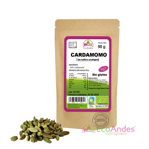 Bolsa de 50g de Cardamomo en grano de la marca EcoAndes. El envase es de papel kraft con ventana transparente que muestra el contenido, etiqueta frontal con información nutricional, certificaciones ecológicas, sin gluten y sello de "envasado artesanal".
