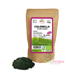 Bolsa de 100g de Chlorella en polvo de la marca EcoAndes. El envase es de papel kraft con ventana transparente que muestra el contenido, etiqueta frontal con información nutricional, certificaciones ecológicas, sin gluten y sello de "envasado artesanal".