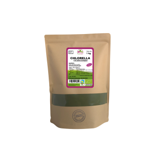 Bolsa de 1kg de Chlorella en polvo de la marca EcoAndes. El envase es de papel kraft con ventana transparente que muestra el contenido, etiqueta frontal con información nutricional, certificaciones ecológicas, sin gluten y sello de "envasado artesanal".