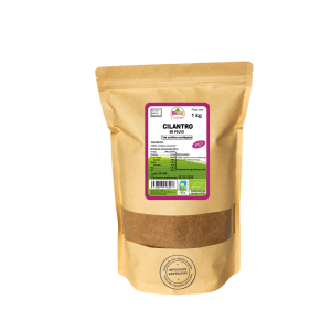 Bolsa de 1kg de Cilantro en polvo de la marca EcoAndes. El envase es de papel kraft con ventana transparente que muestra el contenido, etiqueta frontal con información nutricional, certificaciones ecológicas, sin gluten y sello de "envasado artesanal".