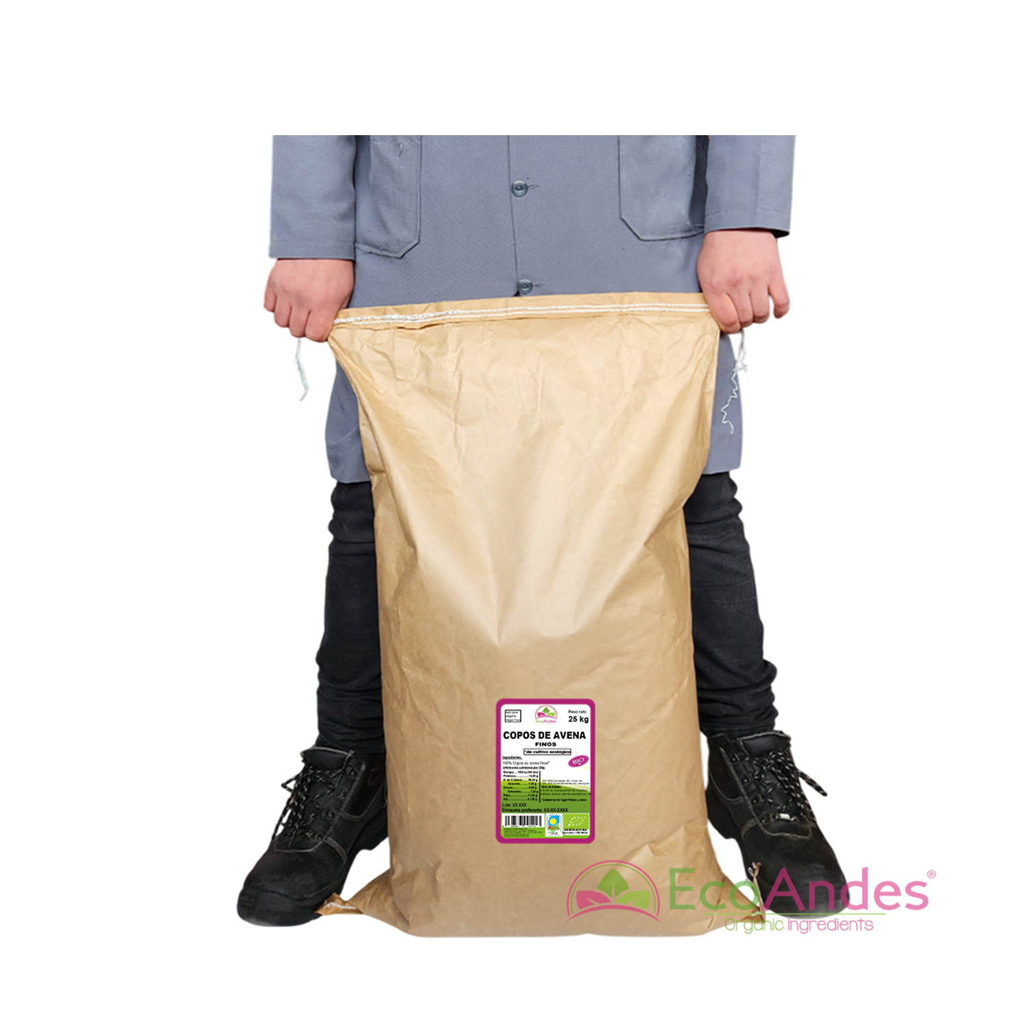 Persona con bata de laboratorio EcoAndes sosteniendo un saco grande de papel kraft de 25 kg de Copos de avena finos. El empaque muestra una etiqueta detallada con certificaciones ecológicas y sello de producto orgánico.