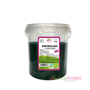 Cubo cilíndrico de 1kg de Espirulina en polvo de la marca EcoAndes. El envase es de papel kraft con ventana transparente que muestra el contenido, etiqueta frontal con información nutricional, certificaciones ecológicas, sin gluten y sello de "envasado artesanal".
