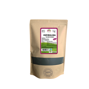 Bolsa de 1kg de Espirulina en polvo de la marca EcoAndes. El envase es de papel kraft con ventana transparente que muestra el contenido, etiqueta frontal con información nutricional, certificaciones ecológicas, sin gluten y sello de "envasado artesanal".