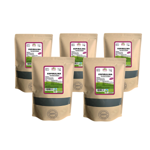 5 Bolsas de 1kg de Espirulina en polvo de la marca EcoAndes. El envase es de papel kraft con ventana transparente que muestra el contenido, etiqueta frontal con información nutricional, certificaciones ecológicas, sin gluten y sello de "envasado artesanal".