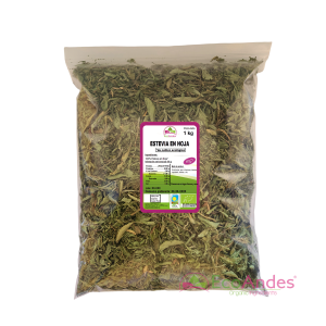 Una bolsa transparente con cierre zip con contenido de estevia en hoja de 1 kg, El empaque muestra una etiqueta con información del producto, certificaciones ecológicas y envasado artesanal.