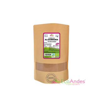 Bolsa de 1kg con contenido de Harina de algarroba de la marca EcoAndes. El envase es de papel kraft con ventana transparente que muestra el contenido, etiqueta frontal con información nutricional, certificaciones ecológicas, sin gluten y sello de "envasado artesanal".