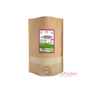 Bolsa de 1kg con contenido de Harina de almendra de la marca EcoAndes. El envase es de papel kraft con ventana transparente que muestra el contenido, etiqueta frontal con información nutricional, certificaciones ecológicas, sin gluten y sello de "envasado artesanal".