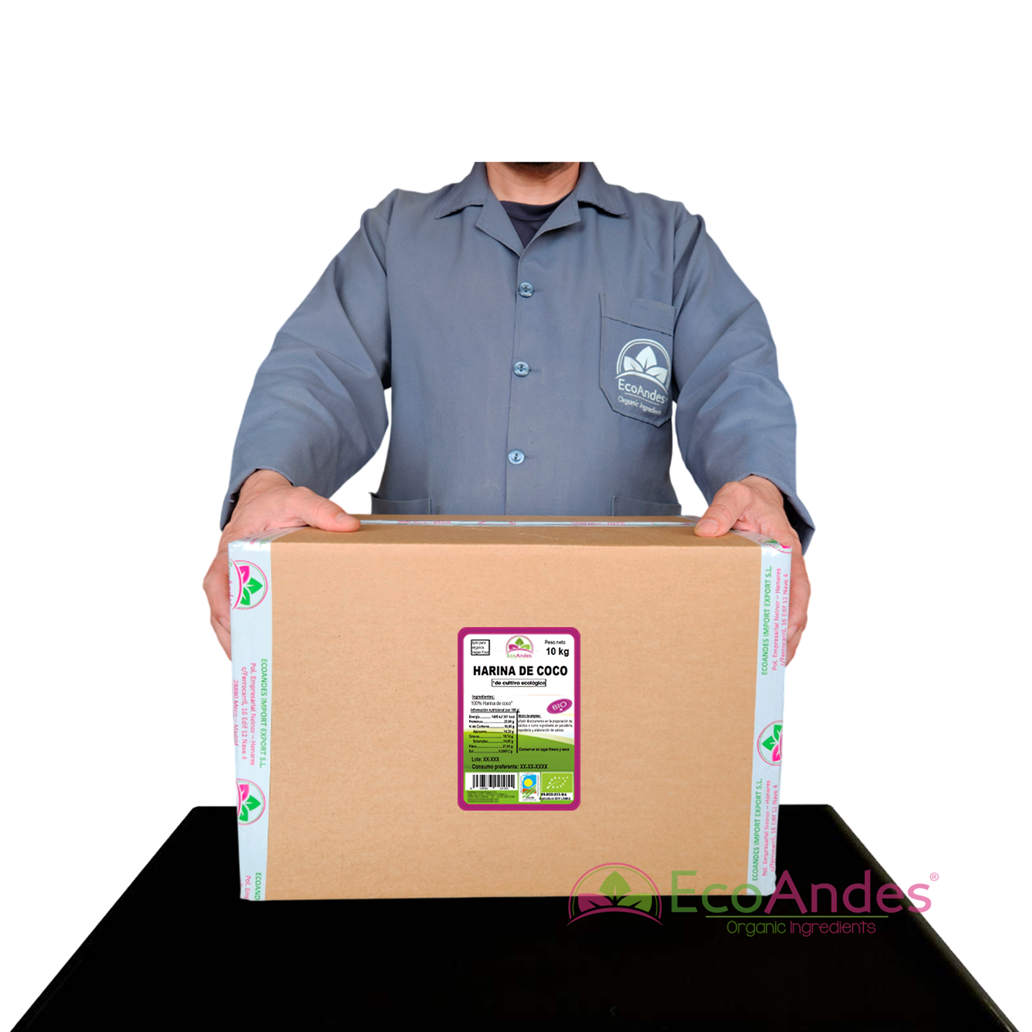 Persona con bata de laboratorio de la marca EcoAndes sosteniendo una caja de 10kg de Harina de coco. El empaque muestra una etiqueta con información del producto, certificaciones ecológicas y sello de calidad y envasado artesanal.
