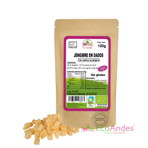 Bolsa de 100g con contenido de Jengibre en dados con azucar de caña de la marca EcoAndes. El envase es de papel kraft con ventana transparente que muestra el contenido, etiqueta frontal con información nutricional, certificaciones ecológicas, sin gluten y sello de "envasado artesanal".