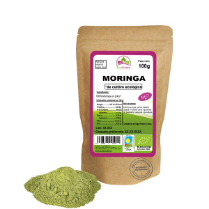 Bolsa de 100g de Moringa en polvo de la marca EcoAndes. El envase es de papel kraft con ventana transparente que muestra el contenido, etiqueta frontal con información nutricional, certificaciones ecológicas, sin gluten y sello de "envasado artesanal".