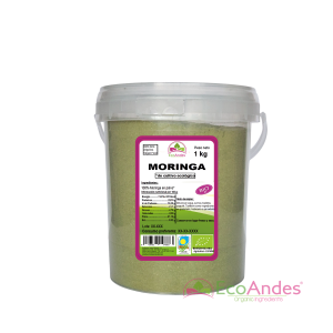 Cubo cilíndrico de 1kg de Moringa en polvo de la marca EcoAndes. El envase es de papel kraft con ventana transparente que muestra el contenido, etiqueta frontal con información nutricional, certificaciones ecológicas, sin gluten y sello de "envasado artesanal".