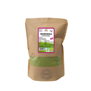 Bolsa de 1 kg de Moringa en polvo de la marca EcoAndes. El envase es de papel kraft con ventana transparente que muestra el contenido, etiqueta frontal con información nutricional, certificaciones ecológicas, sin gluten y sello de "envasado artesanal".