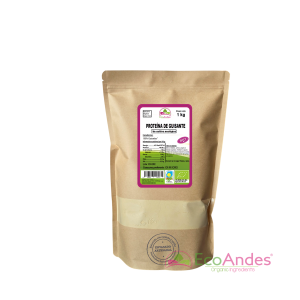 Bolsa de 1kg con contenido de Proteína de guisante de la marca EcoAndes. El envase es de papel kraft con ventana transparente que muestra el contenido, etiqueta frontal con información nutricional, certificaciones ecológicas, sin gluten y sello de "envasado artesanal".