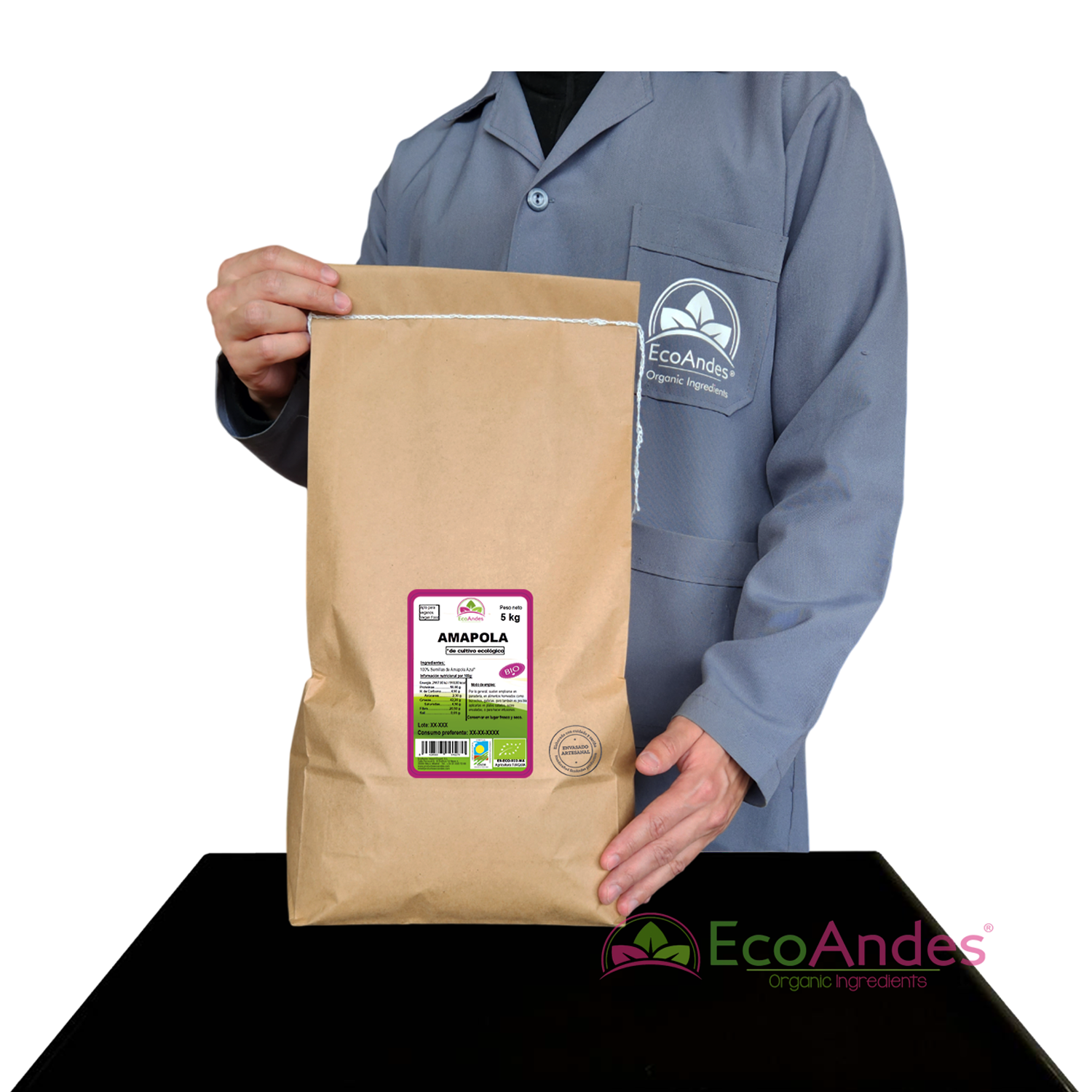 Persona con bata de laboratorio de la marca EcoAndes sosteniendo un saco de papel kraft de 5 kg de Semillas de Amapola. El empaque muestra una etiqueta con información del producto, certificaciones ecológicas y sello de calidad y envasado artesanal.