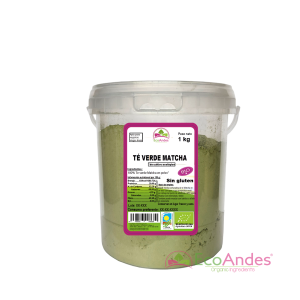 Cubo cilíndrico de 1kg de Te verde matcha en polvo de la marca EcoAndes. El envase es de papel kraft con ventana transparente que muestra el contenido, etiqueta frontal con información nutricional, certificaciones ecológicas, sin gluten y sello de "envasado artesanal".