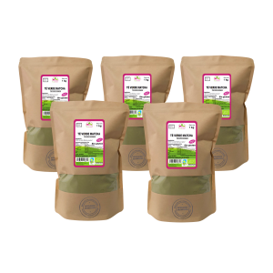 5 Bolsas de 1kg de Te verde Matcha de la marca EcoAndes. El envase es de papel kraft con ventana transparente que muestra el contenido, etiqueta frontal con información nutricional, certificaciones ecológicas, sin gluten y sello de "envasado artesanal".