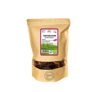 Bolsa de 1kg de Tomate seco en mitades de la marca EcoAndes. El envase es de papel kraft con ventana transparente que muestra el contenido, etiqueta frontal con información nutricional, certificaciones ecológicas, sin gluten y sello de "envasado artesanal".